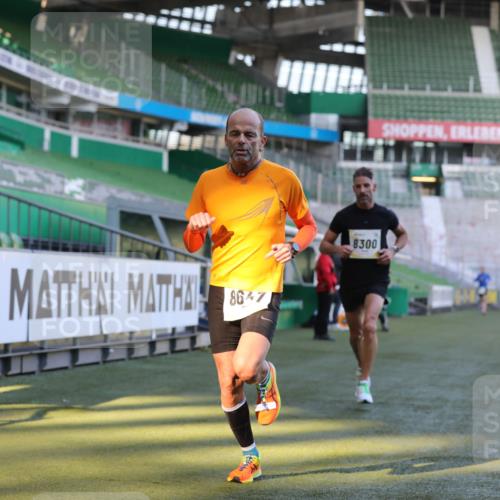 06.10.2024 - 19. swb-Marathon Bremen Yannick Fuchs http://msf.ph/oto/7376937 06.10.2024 10:18:22 Laufen im Stadion 8300, 8371, 8513, 8647, 8753, 8780, 8846, 9063 meine-sportfotos.de
