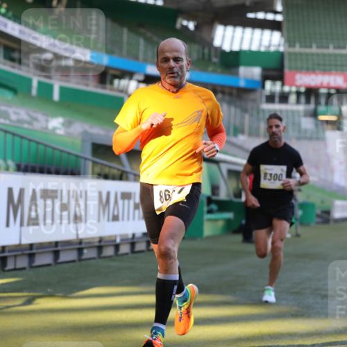 06.10.2024 - 19. swb-Marathon Bremen Yannick Fuchs http://msf.ph/oto/7376951 06.10.2024 10:18:23 Laufen im Stadion 8300, 8371, 8513, 8647, 8753, 8780, 8846, 9063 meine-sportfotos.de