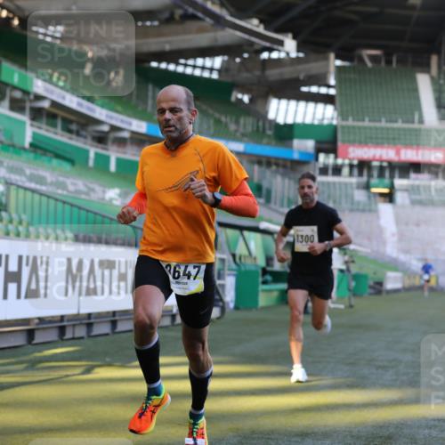 06.10.2024 - 19. swb-Marathon Bremen Yannick Fuchs http://msf.ph/oto/7376976 06.10.2024 10:18:23 Laufen im Stadion 8300, 8371, 8513, 8647, 8753, 8780, 8846, 9063 meine-sportfotos.de