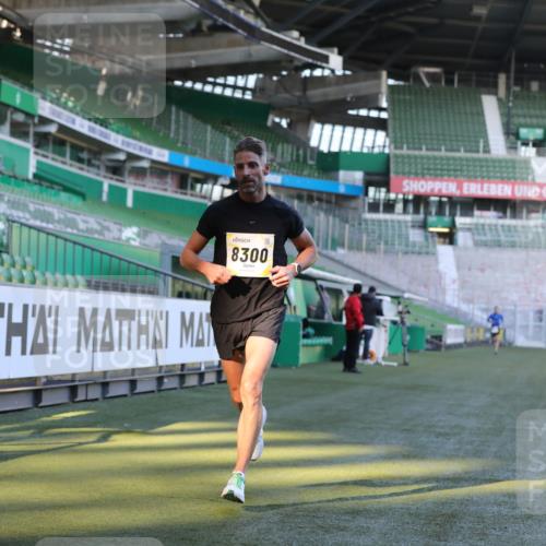 06.10.2024 - 19. swb-Marathon Bremen Yannick Fuchs http://msf.ph/oto/7376990 06.10.2024 10:18:24 Laufen im Stadion 8300, 8371, 8513, 8647, 8753, 8780, 8846, 9063 meine-sportfotos.de