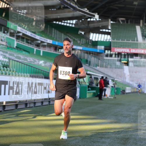 06.10.2024 - 19. swb-Marathon Bremen Yannick Fuchs http://msf.ph/oto/7377002 06.10.2024 10:18:24 Laufen im Stadion 8300, 8371, 8513, 8647, 8753, 8780, 8846, 9063 meine-sportfotos.de