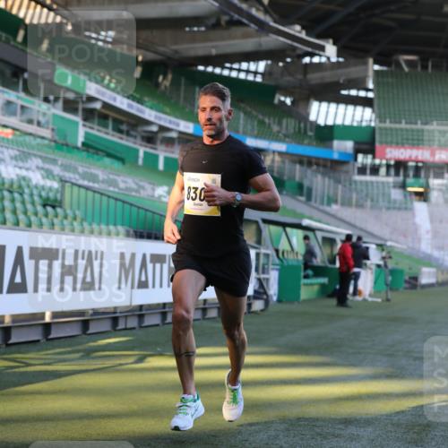 06.10.2024 - 19. swb-Marathon Bremen Yannick Fuchs http://msf.ph/oto/7377013 06.10.2024 10:18:24 Laufen im Stadion 8300, 8371, 8513, 8647, 8753, 8780, 8846, 9063 meine-sportfotos.de