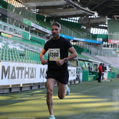 06.10.2024 - 19. swb-Marathon Bremen Yannick Fuchs http://msf.ph/oto/7377020 06.10.2024 10:18:24 Laufen im Stadion 8300, 8371, 8513, 8647, 8753, 8780, 8846, 9063 meine-sportfotos.de