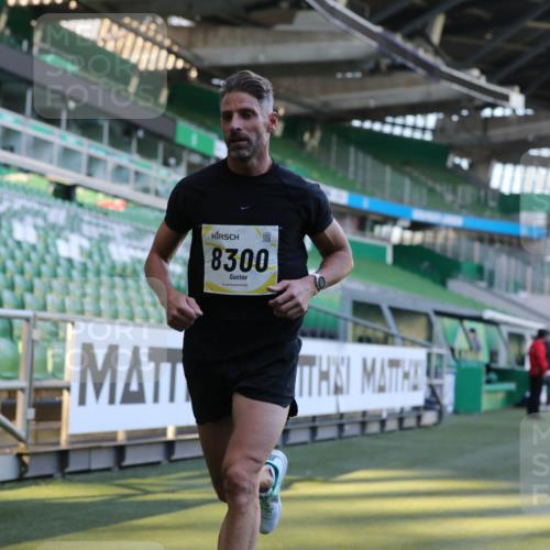 06.10.2024 - 19. swb-Marathon Bremen Yannick Fuchs http://msf.ph/oto/7377034 06.10.2024 10:18:24 Laufen im Stadion 8300, 8371, 8513, 8647, 8753, 8780, 8846, 9063 meine-sportfotos.de