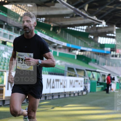 06.10.2024 - 19. swb-Marathon Bremen Yannick Fuchs http://msf.ph/oto/7377038 06.10.2024 10:18:25 Laufen im Stadion 8300, 8371, 8513, 8647, 8753, 8780, 8846, 9063 meine-sportfotos.de