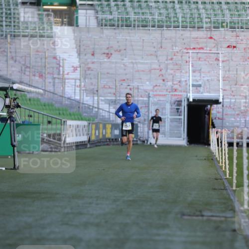 06.10.2024 - 19. swb-Marathon Bremen Yannick Fuchs http://msf.ph/oto/7377048 06.10.2024 10:18:26 Laufen im Stadion 8300, 8371, 8513, 8647, 8753, 8780, 8846, 9063 meine-sportfotos.de