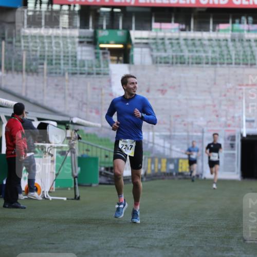06.10.2024 - 19. swb-Marathon Bremen Yannick Fuchs http://msf.ph/oto/7377063 06.10.2024 10:18:33 Laufen im Stadion 7247, 8300, 8371, 8513, 8647, 8753, 8780, 8846, 9063 meine-sportfotos.de