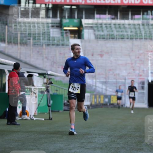 06.10.2024 - 19. swb-Marathon Bremen Yannick Fuchs http://msf.ph/oto/7377070 06.10.2024 10:18:33 Laufen im Stadion 7247, 8300, 8371, 8513, 8647, 8753, 8780, 8846, 9063 meine-sportfotos.de