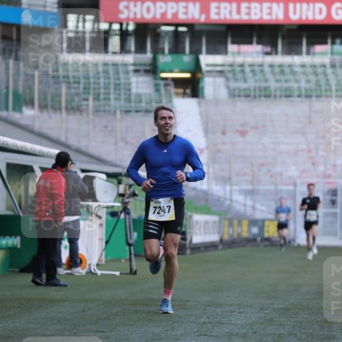 06.10.2024 - 19. swb-Marathon Bremen Yannick Fuchs http://msf.ph/oto/7377077 06.10.2024 10:18:34 Laufen im Stadion 7247, 8300, 8513, 8647, 8753, 8780, 9063 meine-sportfotos.de