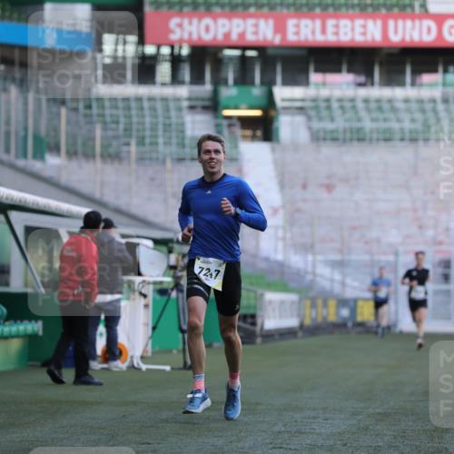 06.10.2024 - 19. swb-Marathon Bremen Yannick Fuchs http://msf.ph/oto/7377090 06.10.2024 10:18:34 Laufen im Stadion 7247, 8300, 8513, 8647, 8753, 8780, 9063 meine-sportfotos.de