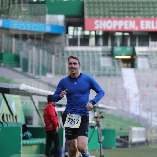 06.10.2024 - 19. swb-Marathon Bremen Yannick Fuchs http://msf.ph/oto/7377102 06.10.2024 10:18:35 Laufen im Stadion 7247, 8300, 8513, 8647, 8753, 8780, 9063 meine-sportfotos.de