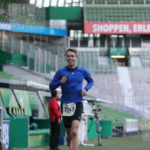 06.10.2024 - 19. swb-Marathon Bremen Yannick Fuchs http://msf.ph/oto/7377108 06.10.2024 10:18:35 Laufen im Stadion 7247, 8300, 8513, 8647, 8753, 8780, 9063 meine-sportfotos.de