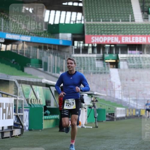 06.10.2024 - 19. swb-Marathon Bremen Yannick Fuchs http://msf.ph/oto/7377116 06.10.2024 10:18:35 Laufen im Stadion 7247, 8300, 8513, 8647, 8753, 8780, 9063 meine-sportfotos.de