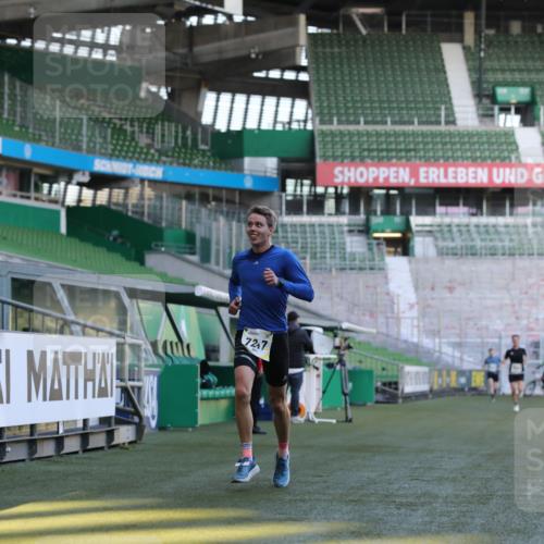 06.10.2024 - 19. swb-Marathon Bremen Yannick Fuchs http://msf.ph/oto/7377126 06.10.2024 10:18:35 Laufen im Stadion 7247, 8300, 8513, 8647, 8753, 8780, 9063 meine-sportfotos.de