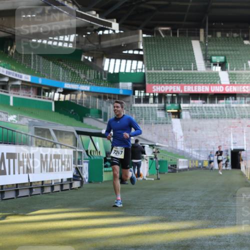 06.10.2024 - 19. swb-Marathon Bremen Yannick Fuchs http://msf.ph/oto/7377131 06.10.2024 10:18:35 Laufen im Stadion 7247, 8300, 8513, 8647, 8753, 8780, 9063 meine-sportfotos.de
