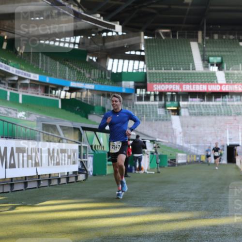 06.10.2024 - 19. swb-Marathon Bremen Yannick Fuchs http://msf.ph/oto/7377138 06.10.2024 10:18:35 Laufen im Stadion 7247, 8300, 8513, 8647, 8753, 8780, 9063 meine-sportfotos.de