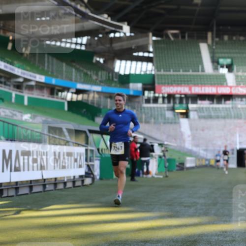 06.10.2024 - 19. swb-Marathon Bremen Yannick Fuchs http://msf.ph/oto/7377147 06.10.2024 10:18:36 Laufen im Stadion 7247, 8300, 8513, 8647, 8753, 8780, 9063 meine-sportfotos.de