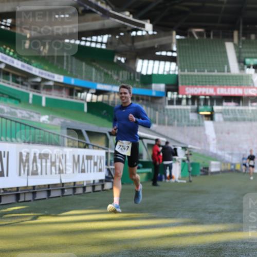 06.10.2024 - 19. swb-Marathon Bremen Yannick Fuchs http://msf.ph/oto/7377159 06.10.2024 10:18:36 Laufen im Stadion 7247, 8300, 8513, 8647, 8753, 8780, 9063 meine-sportfotos.de