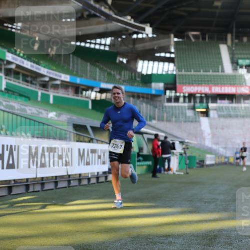 06.10.2024 - 19. swb-Marathon Bremen Yannick Fuchs http://msf.ph/oto/7377162 06.10.2024 10:18:36 Laufen im Stadion 7247, 8300, 8513, 8647, 8753, 8780, 9063 meine-sportfotos.de