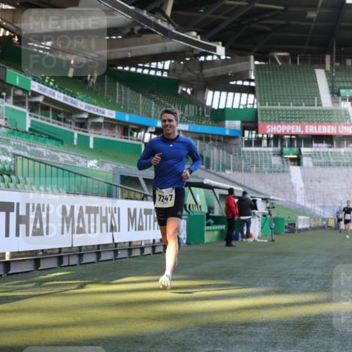06.10.2024 - 19. swb-Marathon Bremen Yannick Fuchs http://msf.ph/oto/7377169 06.10.2024 10:18:36 Laufen im Stadion 7247, 8300, 8513, 8647, 8753, 8780, 9063 meine-sportfotos.de