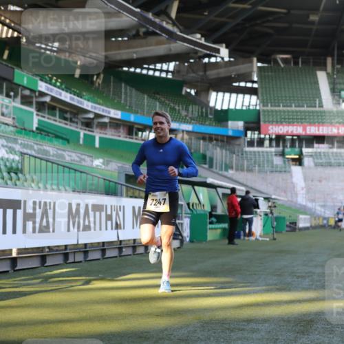 06.10.2024 - 19. swb-Marathon Bremen Yannick Fuchs http://msf.ph/oto/7377180 06.10.2024 10:18:36 Laufen im Stadion 7247, 8300, 8513, 8647, 8753, 8780, 9063 meine-sportfotos.de