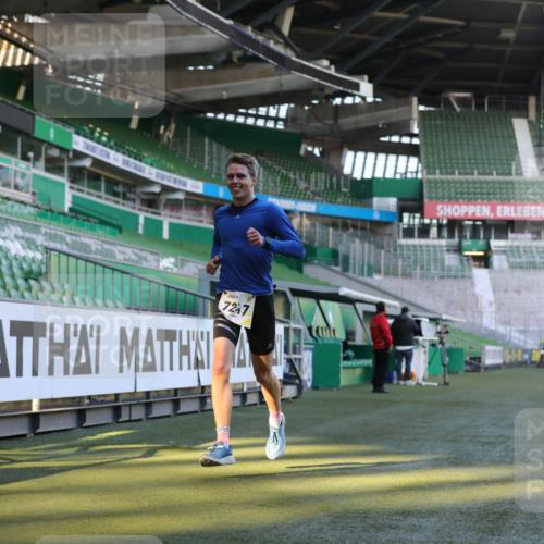 06.10.2024 - 19. swb-Marathon Bremen Yannick Fuchs http://msf.ph/oto/7377184 06.10.2024 10:18:36 Laufen im Stadion 7247, 8300, 8513, 8647, 8753, 8780, 9063 meine-sportfotos.de