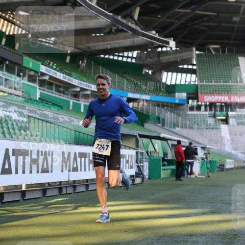 06.10.2024 - 19. swb-Marathon Bremen Yannick Fuchs http://msf.ph/oto/7377189 06.10.2024 10:18:37 Laufen im Stadion 7247, 8300, 8513, 8647, 8753, 8780, 9063 meine-sportfotos.de