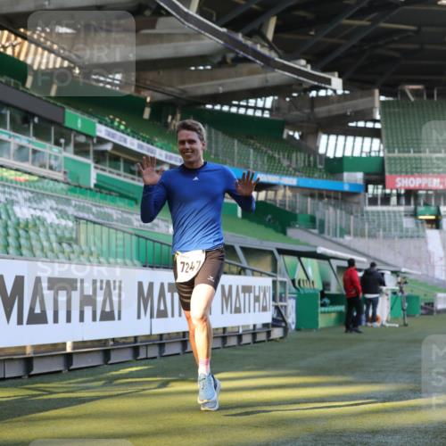 06.10.2024 - 19. swb-Marathon Bremen Yannick Fuchs http://msf.ph/oto/7377198 06.10.2024 10:18:37 Laufen im Stadion 7247, 8300, 8513, 8647, 8753, 8780, 9063 meine-sportfotos.de