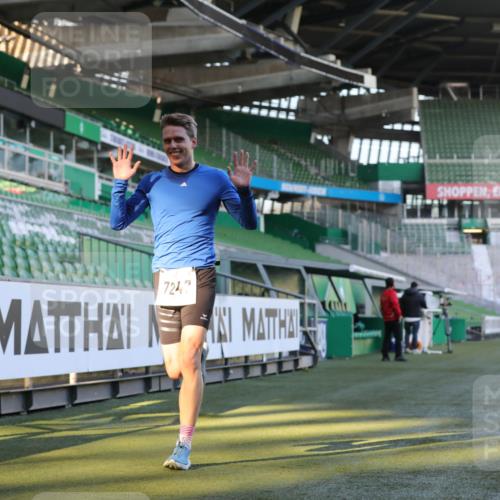 06.10.2024 - 19. swb-Marathon Bremen Yannick Fuchs http://msf.ph/oto/7377203 06.10.2024 10:18:37 Laufen im Stadion 7247, 8300, 8513, 8647, 8753, 8780, 9063 meine-sportfotos.de