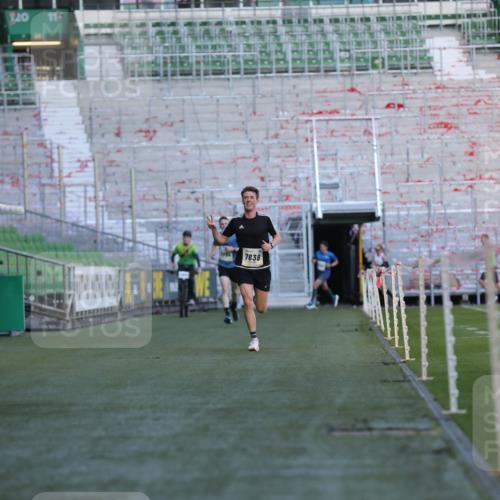 06.10.2024 - 19. swb-Marathon Bremen Yannick Fuchs http://msf.ph/oto/7377211 06.10.2024 10:18:38 Laufen im Stadion 7247, 7838, 8300, 8513, 8647, 8753, 8780, 9063 meine-sportfotos.de