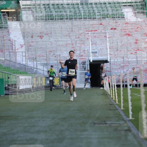 06.10.2024 - 19. swb-Marathon Bremen Yannick Fuchs http://msf.ph/oto/7377220 06.10.2024 10:18:38 Laufen im Stadion 7247, 7838, 8300, 8513, 8647, 8753, 8780, 9063 meine-sportfotos.de