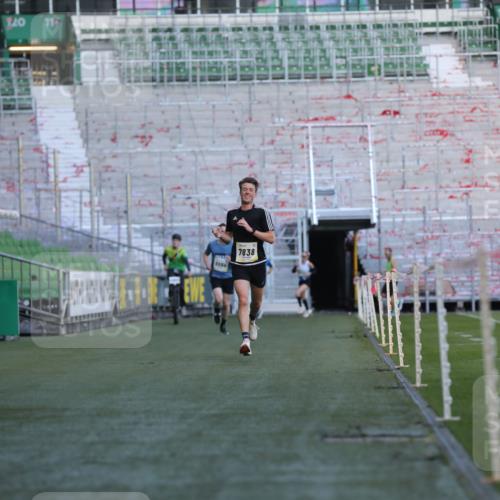 06.10.2024 - 19. swb-Marathon Bremen Yannick Fuchs http://msf.ph/oto/7377236 06.10.2024 10:18:39 Laufen im Stadion 7247, 7838, 8300, 8513, 8647, 8753, 8780, 9063 meine-sportfotos.de