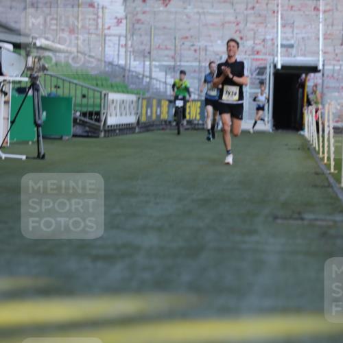 06.10.2024 - 19. swb-Marathon Bremen Yannick Fuchs http://msf.ph/oto/7377246 06.10.2024 10:18:39 Laufen im Stadion 7247, 7838, 8300, 8513, 8647, 8753, 8780, 9063 meine-sportfotos.de