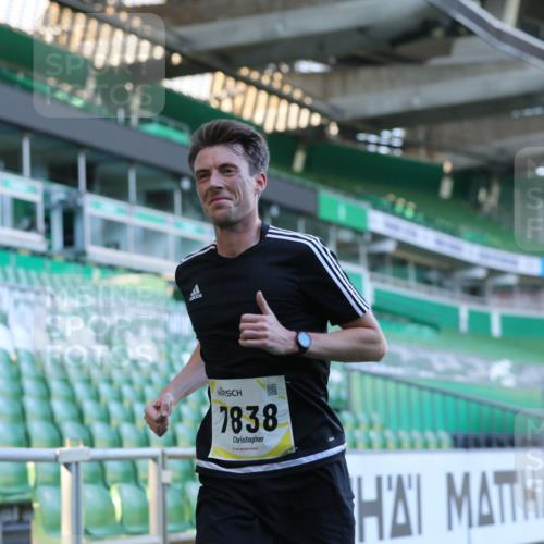 06.10.2024 - 19. swb-Marathon Bremen Yannick Fuchs http://msf.ph/oto/7377261 06.10.2024 10:18:48 Laufen im Stadion 7247, 7838, 8300, 8647, 8664, 8753 meine-sportfotos.de