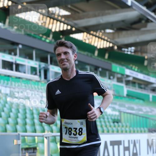 06.10.2024 - 19. swb-Marathon Bremen Yannick Fuchs http://msf.ph/oto/7377266 06.10.2024 10:18:48 Laufen im Stadion 7247, 7838, 8300, 8647, 8664, 8753 meine-sportfotos.de