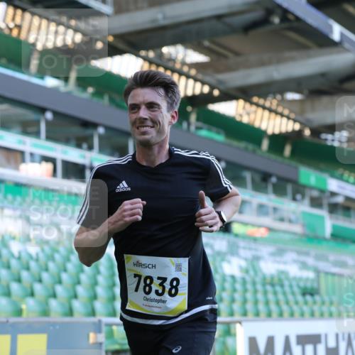 06.10.2024 - 19. swb-Marathon Bremen Yannick Fuchs http://msf.ph/oto/7377274 06.10.2024 10:18:48 Laufen im Stadion 7247, 7838, 8300, 8647, 8664, 8753 meine-sportfotos.de