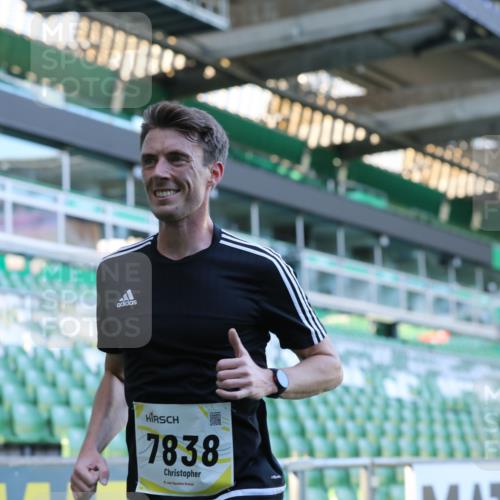 06.10.2024 - 19. swb-Marathon Bremen Yannick Fuchs http://msf.ph/oto/7377286 06.10.2024 10:18:48 Laufen im Stadion 7247, 7838, 8300, 8647, 8664, 8753 meine-sportfotos.de