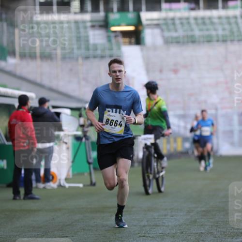 06.10.2024 - 19. swb-Marathon Bremen Yannick Fuchs http://msf.ph/oto/7377300 06.10.2024 10:18:49 Laufen im Stadion 7247, 7838, 8300, 8647, 8664, 8753 meine-sportfotos.de