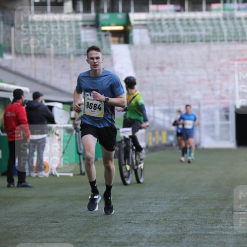 06.10.2024 - 19. swb-Marathon Bremen Yannick Fuchs http://msf.ph/oto/7377313 06.10.2024 10:18:49 Laufen im Stadion 7247, 7838, 8300, 8647, 8664, 8753 meine-sportfotos.de