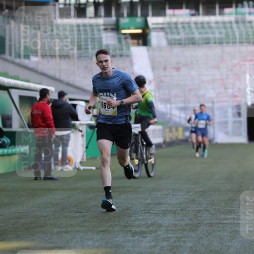 06.10.2024 - 19. swb-Marathon Bremen Yannick Fuchs http://msf.ph/oto/7377327 06.10.2024 10:18:50 Laufen im Stadion 7247, 7838, 8300, 8647, 8664, 8753 meine-sportfotos.de