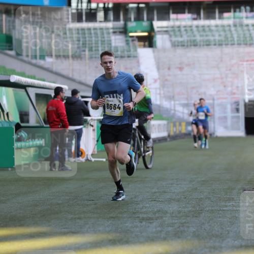 06.10.2024 - 19. swb-Marathon Bremen Yannick Fuchs http://msf.ph/oto/7377340 06.10.2024 10:18:50 Laufen im Stadion 7247, 7838, 8300, 8647, 8664, 8753 meine-sportfotos.de
