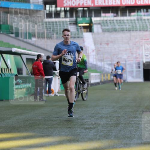 06.10.2024 - 19. swb-Marathon Bremen Yannick Fuchs http://msf.ph/oto/7377358 06.10.2024 10:18:50 Laufen im Stadion 7247, 7838, 8300, 8647, 8664, 8753 meine-sportfotos.de