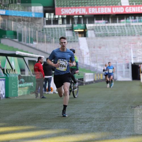 06.10.2024 - 19. swb-Marathon Bremen Yannick Fuchs http://msf.ph/oto/7377371 06.10.2024 10:18:50 Laufen im Stadion 7247, 7838, 8300, 8647, 8664, 8753 meine-sportfotos.de