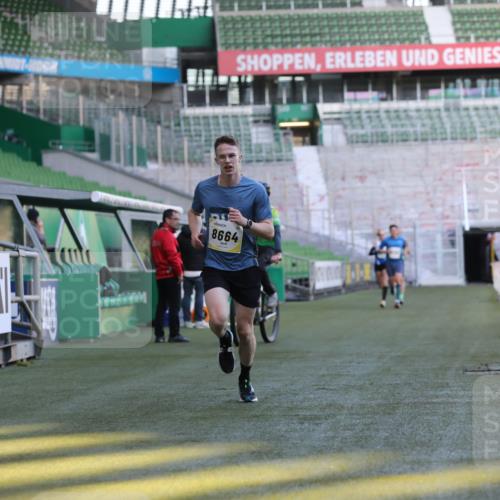 06.10.2024 - 19. swb-Marathon Bremen Yannick Fuchs http://msf.ph/oto/7377381 06.10.2024 10:18:50 Laufen im Stadion 7247, 7838, 8300, 8647, 8664, 8753 meine-sportfotos.de