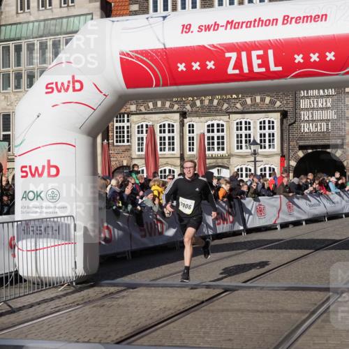 06.10.2024 - 19. swb-Marathon Bremen Luisa Fischer http://msf.ph/oto/7377390 06.10.2024 10:42:55 Ziel 7128, 7197, 7259, 7906, 8481 meine-sportfotos.de