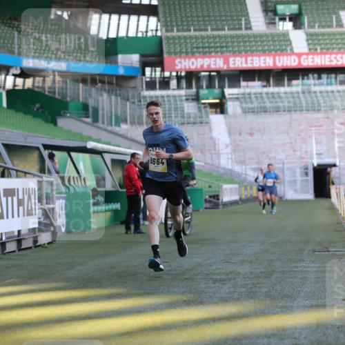 06.10.2024 - 19. swb-Marathon Bremen Yannick Fuchs http://msf.ph/oto/7377394 06.10.2024 10:18:50 Laufen im Stadion 7247, 7838, 8300, 8647, 8664, 8753 meine-sportfotos.de