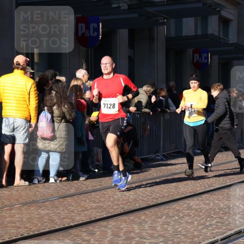 06.10.2024 - 19. swb-Marathon Bremen Strokosch-Dieckow http://msf.ph/oto/7377403 06.10.2024 10:42:36 Laufen 7128, 7141, 7197, 7259, 7283, 7571, 7584, 7650, 7756, 7771, 7826, 7906, 8228, 8311, 8313, 8481, 8905, 9061 meine-sportfotos.de