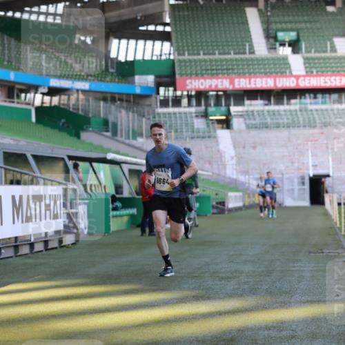 06.10.2024 - 19. swb-Marathon Bremen Yannick Fuchs http://msf.ph/oto/7377409 06.10.2024 10:18:50 Laufen im Stadion 7247, 7838, 8300, 8647, 8664, 8753 meine-sportfotos.de