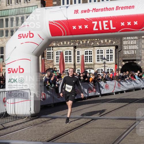 06.10.2024 - 19. swb-Marathon Bremen Luisa Fischer http://msf.ph/oto/7377411 06.10.2024 10:42:55 Ziel 7128, 7197, 7259, 7906, 8481 meine-sportfotos.de