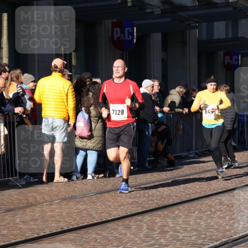 06.10.2024 - 19. swb-Marathon Bremen Strokosch-Dieckow http://msf.ph/oto/7377413 06.10.2024 10:42:36 Laufen 7128, 7141, 7197, 7259, 7283, 7571, 7584, 7650, 7756, 7771, 7826, 7906, 8228, 8311, 8313, 8481, 8905, 9061 meine-sportfotos.de